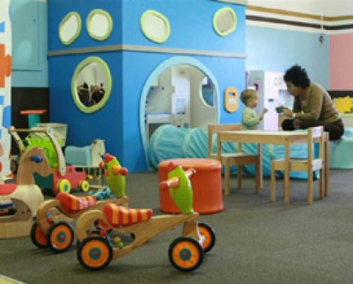 פורים בפרדס חנה כרכור - מצטלמים במשחקיית אננדה